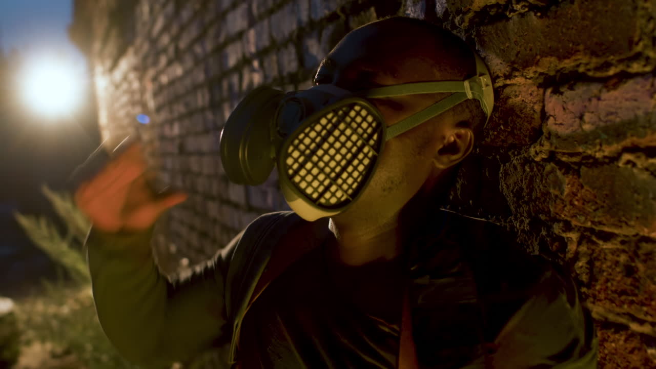 hombre apagando la máscara de gas