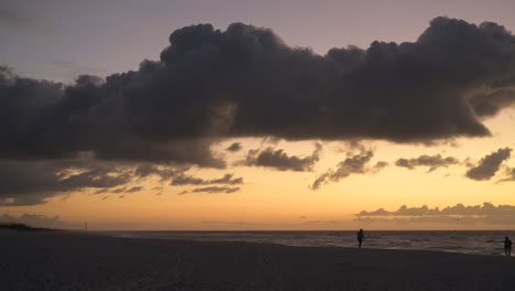 Zeitraffer-Am-Golf-Mit-Wolken,-Die-Am-Smaragdblauen-Wasser-Und-Am-Weißen-Sandstrand-Des-Golfs-Von-Mexiko,-Pensacola-Beach,-Florida,-Vorbeirollen