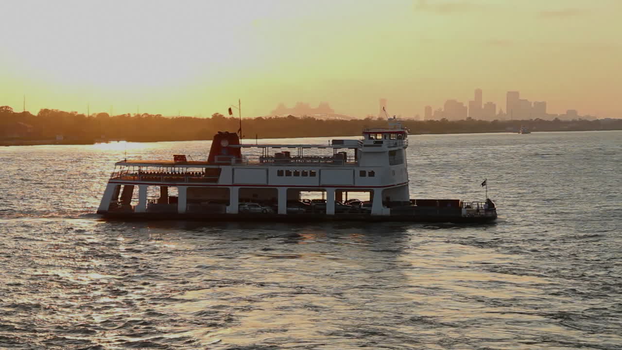 una gran barcaza o transbordador cerca de miami, florida