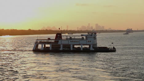 Una-Gran-Barcaza-O-Ferry-Cerca-De-Miami-Florida