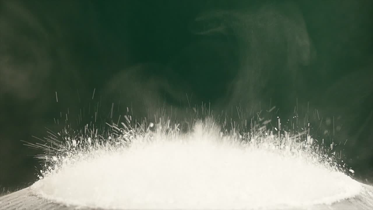 녹색 배경에 움직이는 서브우퍼에 점프 밀가루