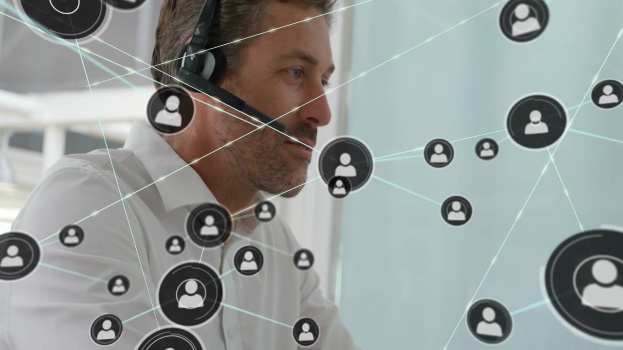 Supportmedarbejder taster på tastatur, ifører sig headset, starter udvidelse af netværk, administrerer forbindelser