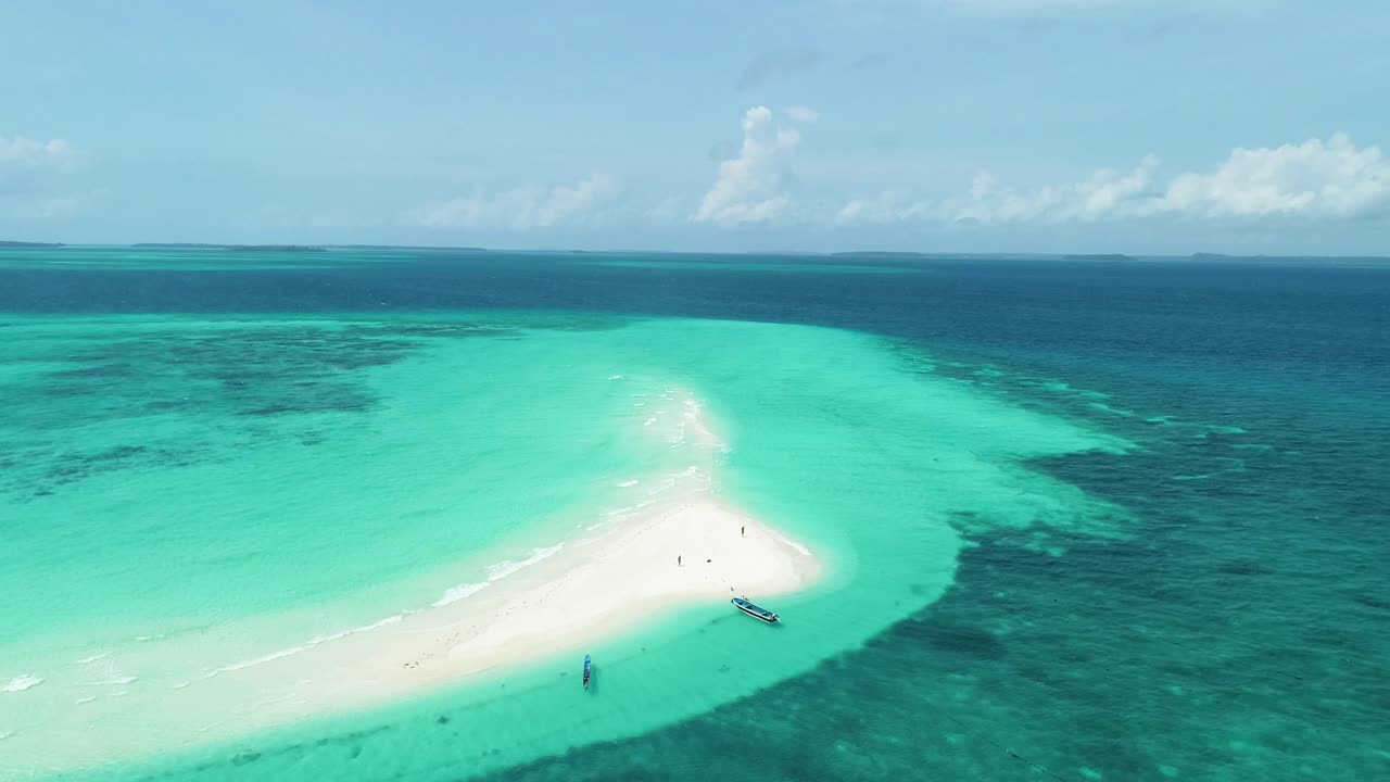 Una vista aerea mostra barche e turisti che si godono l'Isola dei Serpenti, Indonesia 1