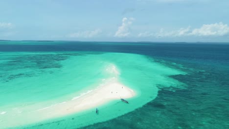 一幅空中圖顯示船隻和遊客享受印度尼西亞蛇島 1