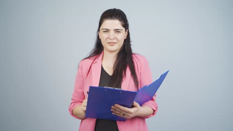 mujer de negocios mostrando su mente mirando a la cámara.