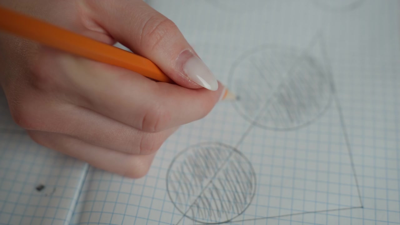Scena di studio concentrato. Primo piano di uno studente che pratica matematica con attenzione e illuminazione soffusa. Vista intima di uno studente che lavora diligentemente su esercizi di matematica a casa in condizioni di luce delicata.