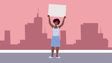 mujer sosteniendo un cartel en un paisaje urbano