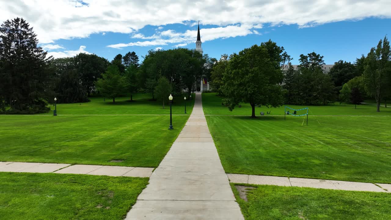 la inclinación aérea hacia arriba mientras se acerca para revelar la aguja
