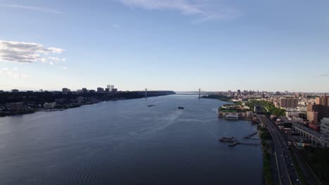 Vista-Aérea-Hacia-El-Puente-George-Washington,-En-El-Soleado-Upper-Manhattan,-Nueva-York,-Estados-Unidos