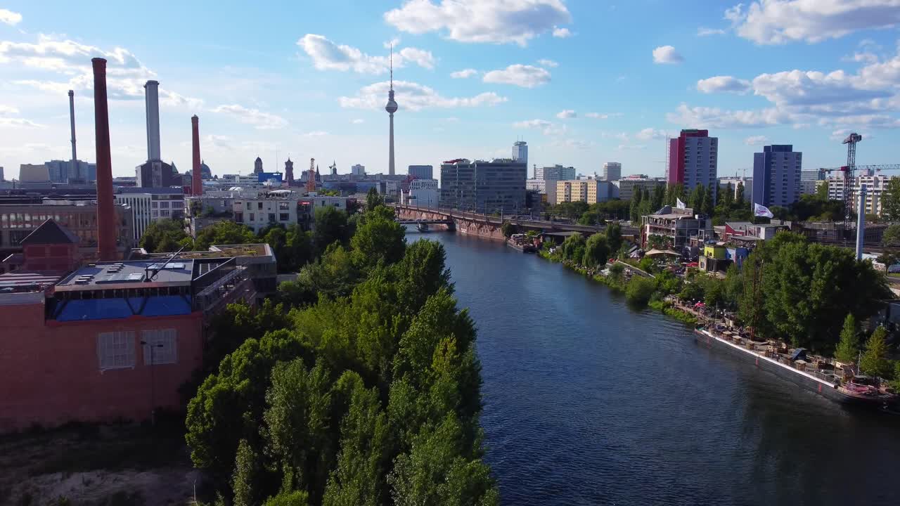 Floden Spree fører til TV-tårnet på Alexanderplatz, Skyer