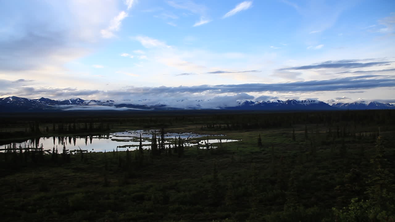 las nubes pasan por el lapso de tiempo del desierto de alaska