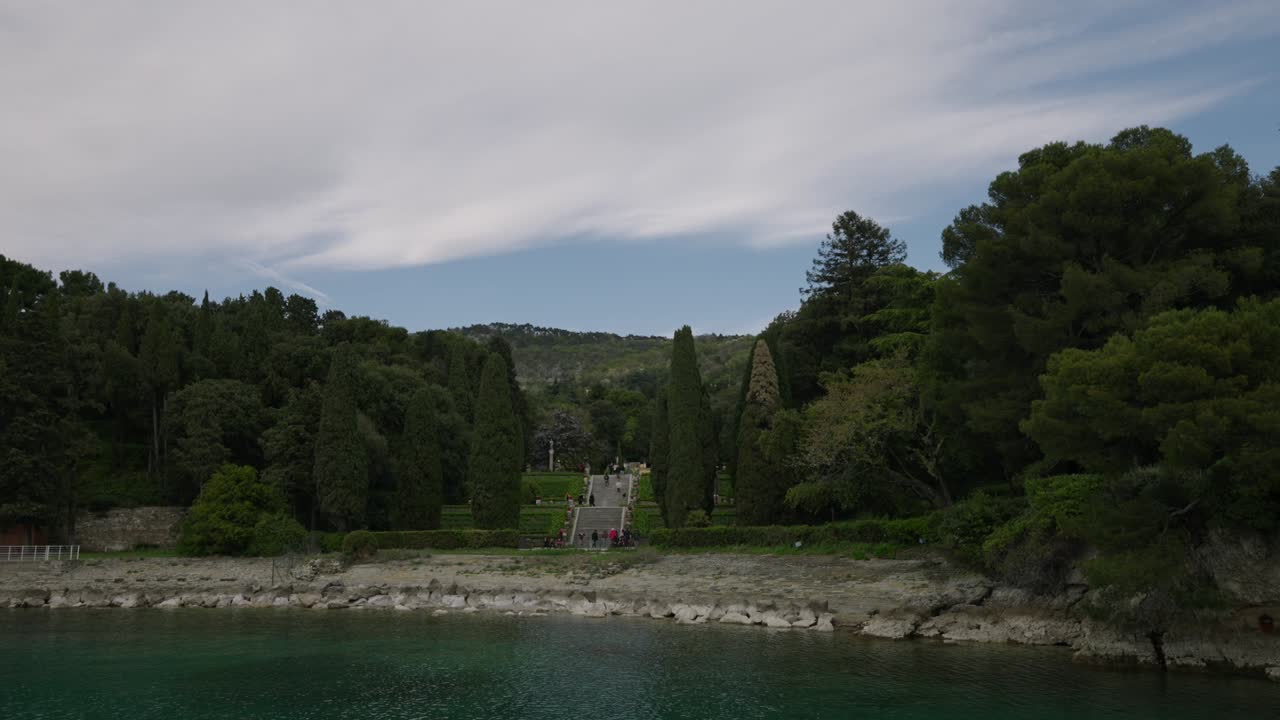 Trieste, İtalya'da deniz kıyısındaki bir parkın manzara görünümü