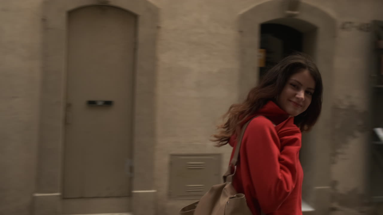 거리에서 는 동안 카메라에 미소 짓는 어린 소녀