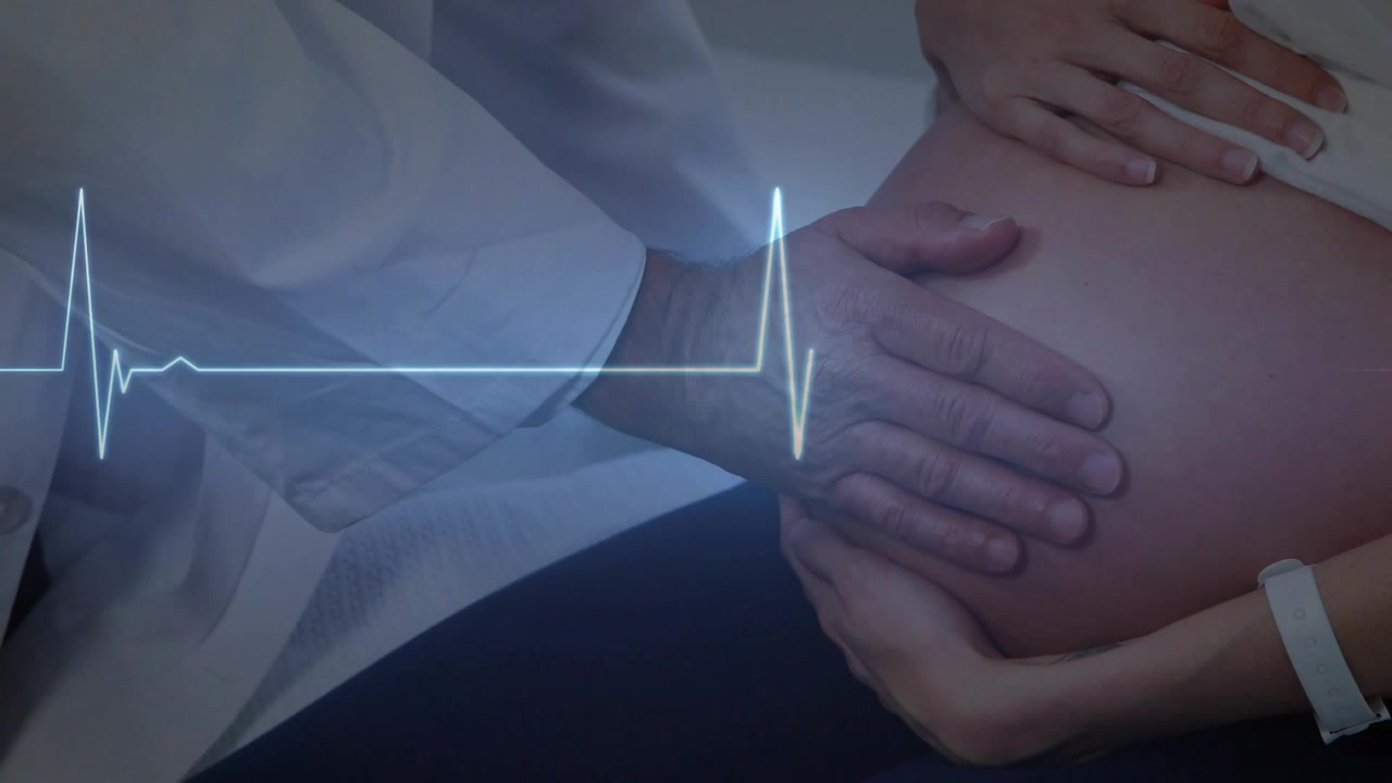 Medico che esamina una donna incinta con sovrapposizione di ECG