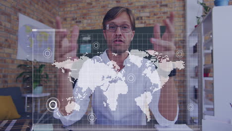 animación del mapa del mundo y procesamiento de datos sobre empresario caucásico