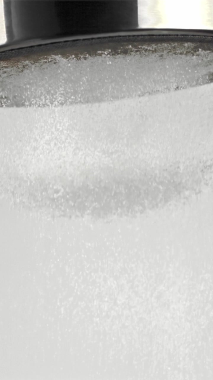 Primo piano di acqua bollente con bolle e vapore