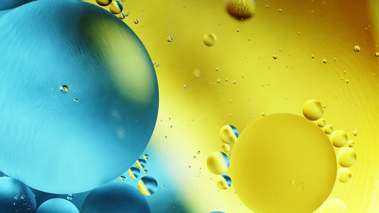 색상 그라데이션 혼합 배경으로 물 회전에 실제 추상 다채로운 기름 방울