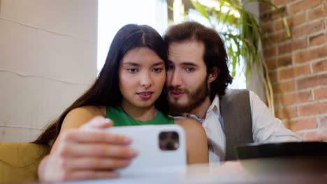 Glückliches-Paar,-Das-Bei-Einem-Date-Ein-Foto-Macht