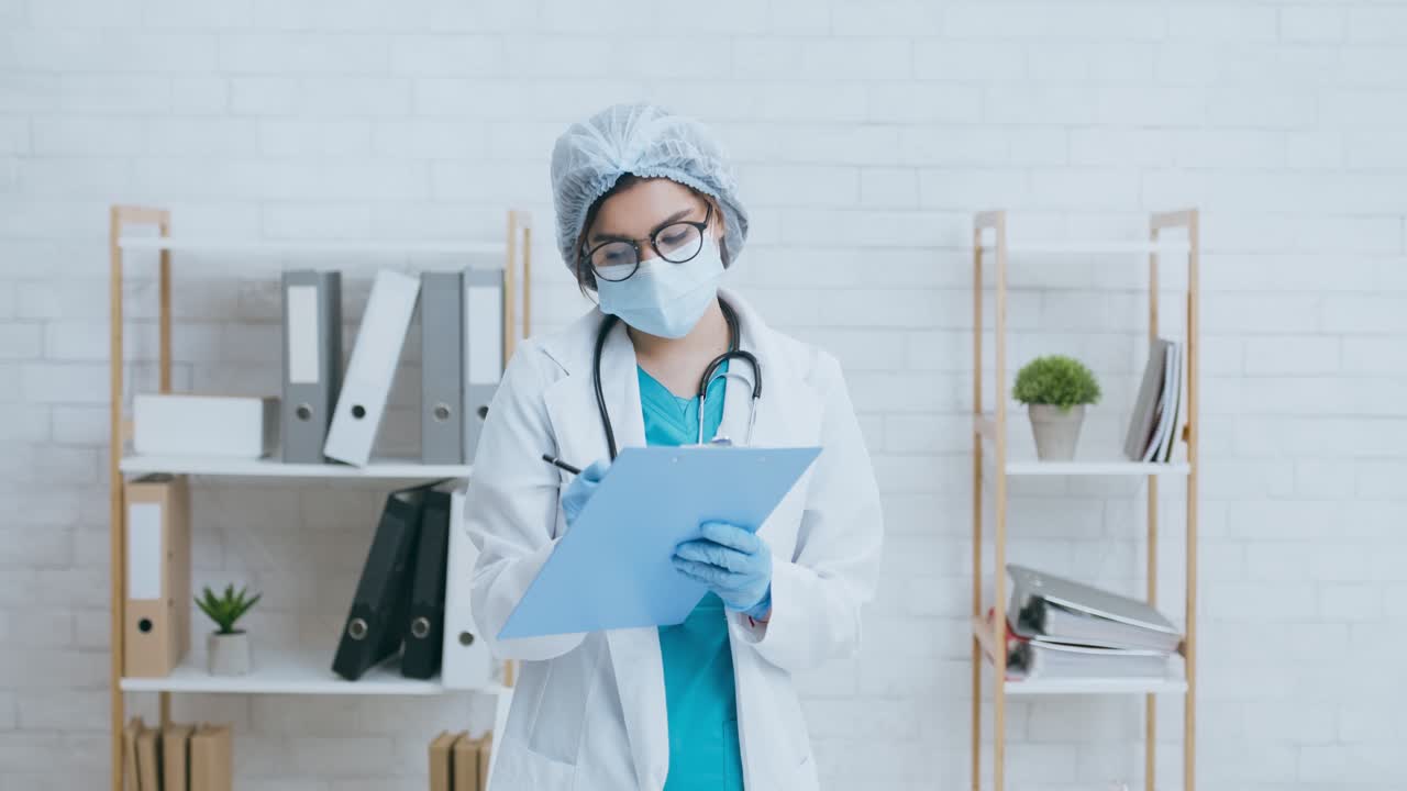 Dottore che scrive appunti medici