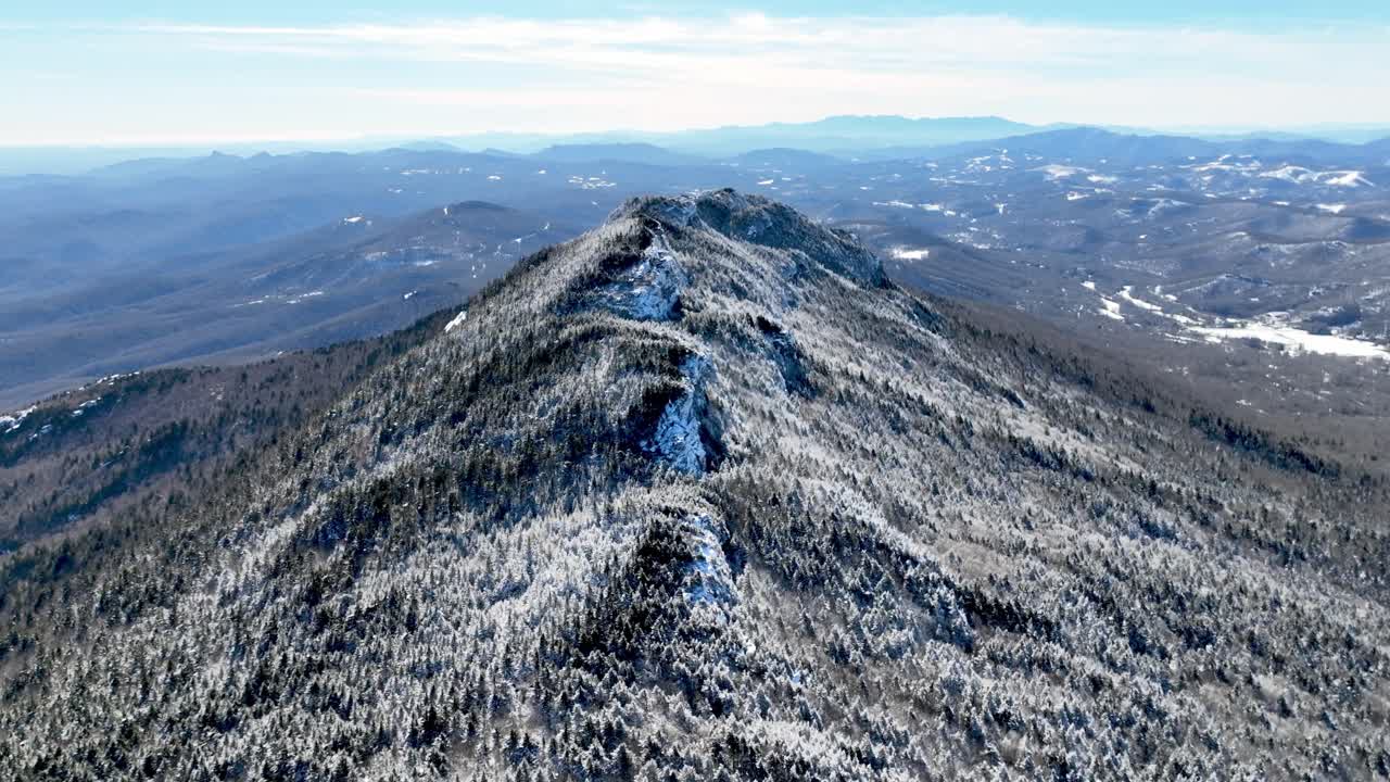 la montaña del abuelo nc, carolina del norte aérea en invierno