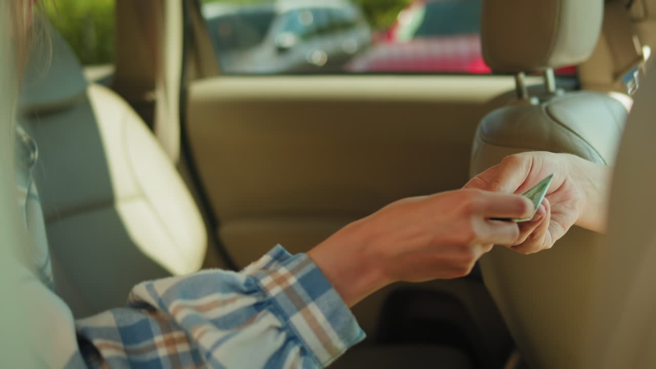 자동차 안의 화폐 교환