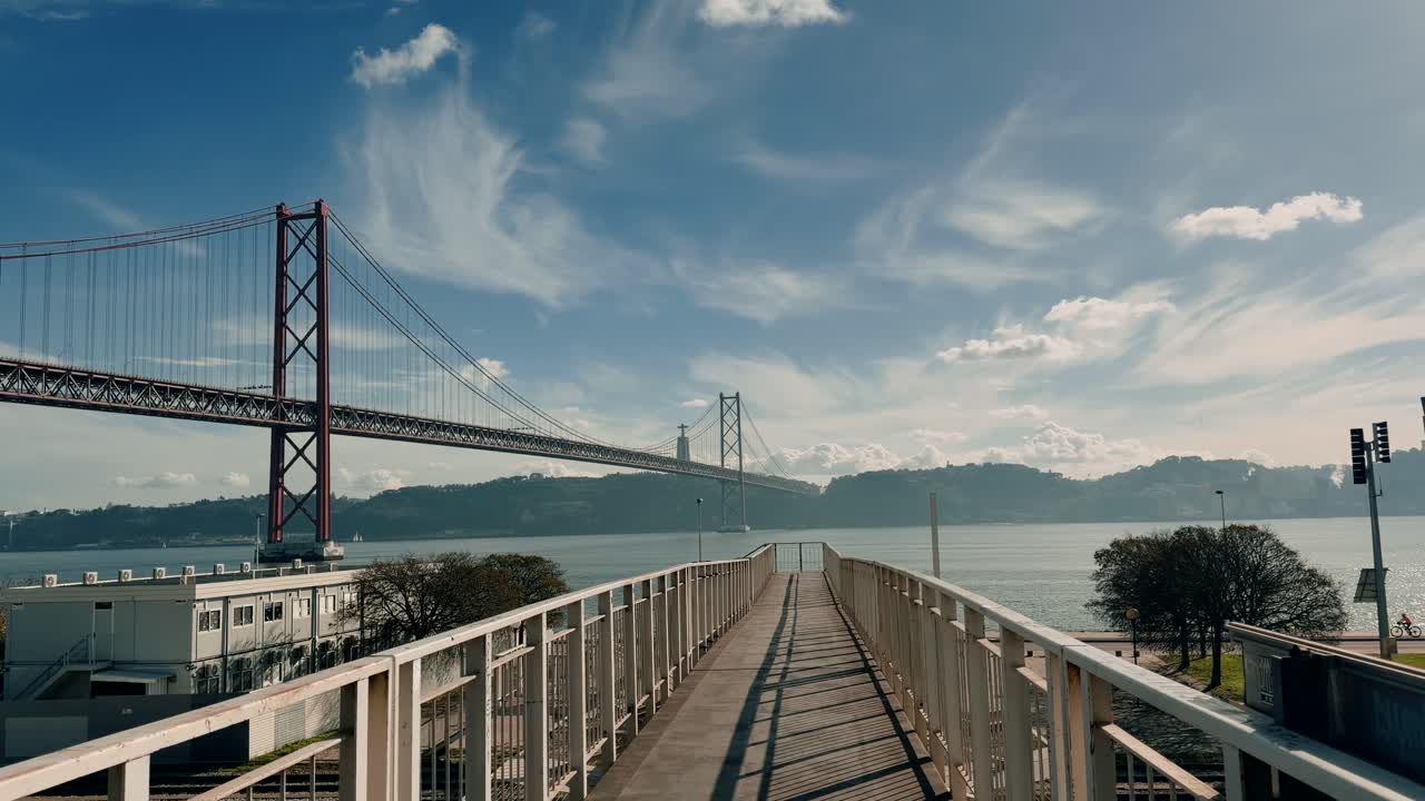 Time-lapse del Ponte 25 de Abril e del fiume Tago a Lisbona