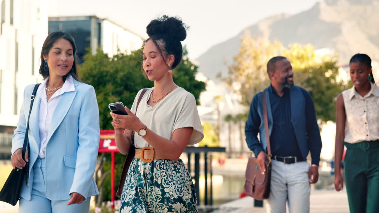 mujeres de negocios que colaboran al aire libre