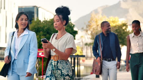 businesswomen collaborating outdoors