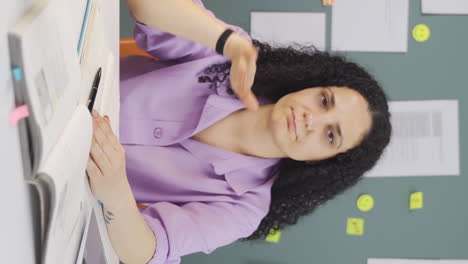 video vertical de una estudiante mirando a la cámara con un gesto negativo y negativo.