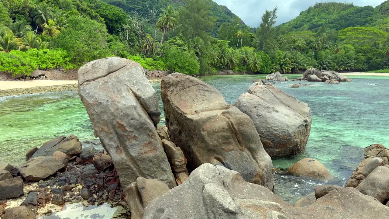 Splendide pietre di granito bianche enormi sulla spiaggia e natura circostante, oceano calmo, sabbia bianca con foresta lussureggiante, Mahé, Seychelles 25 fps