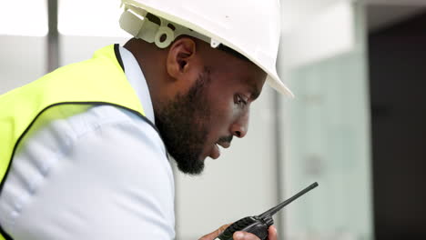 constructor, contratista y técnico hablando