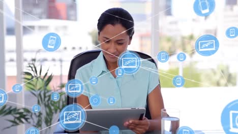animación de iconos de teléfonos conectados y portátiles sobre una mujer de negocios biracial que usa una tableta
