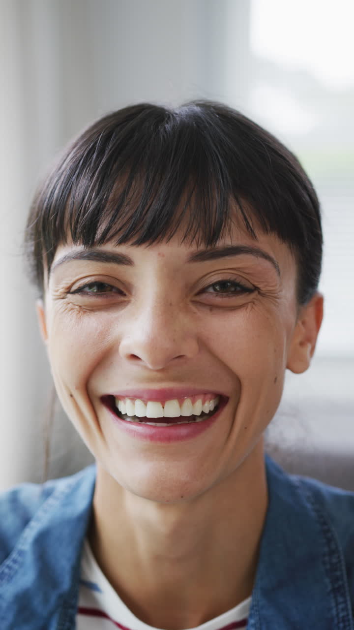 video vertical del retrato de una mujer caucásica feliz en casa