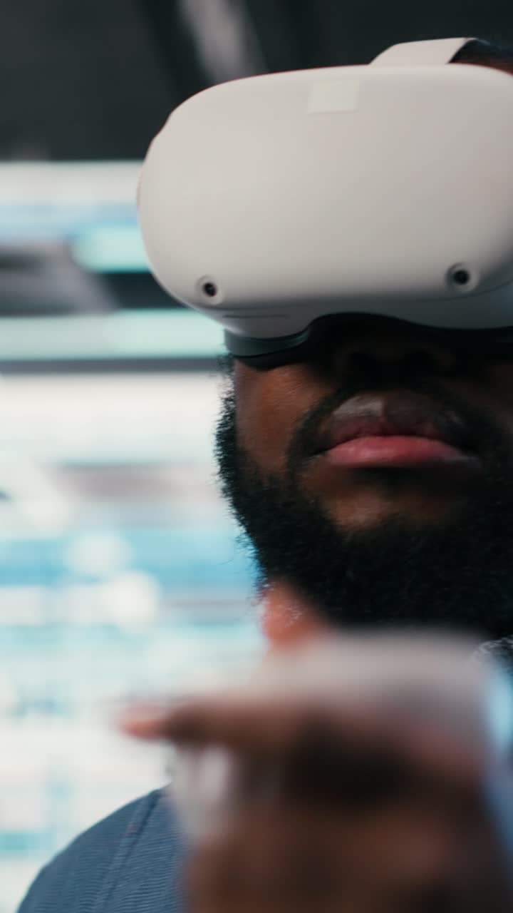 Video verticale: Attrezzatura con occhiali VR usata da un dipendente dell'hub server per la manutenzione