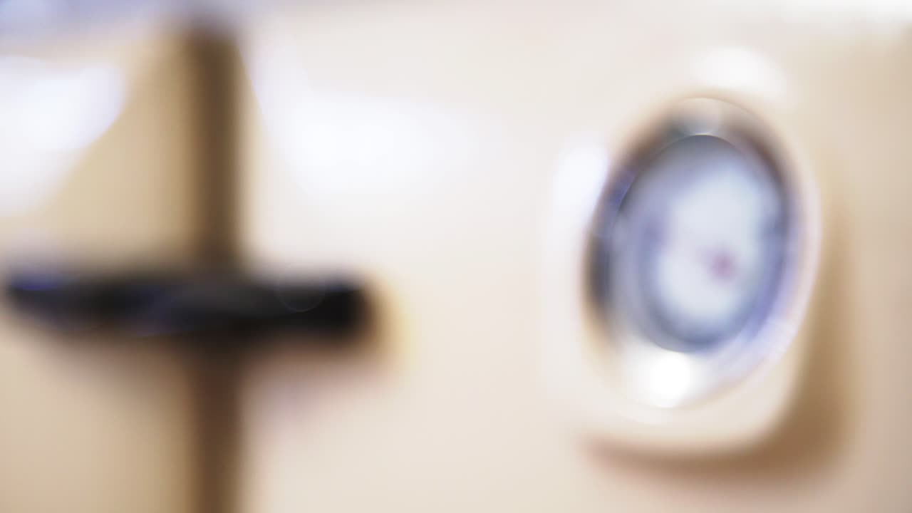 손으로 레이번 빈티지 오븐 문을 온도 게이지 4k로 닫습니다.