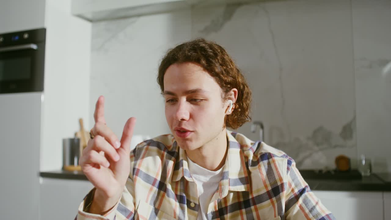 joven en la cocina durante una llamada de video