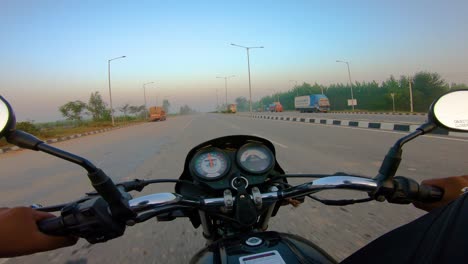 una toma de gran angular en un motociclista montando