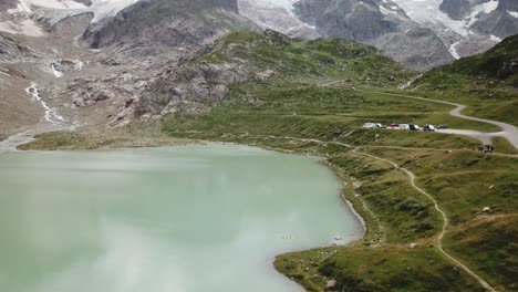 vuelo de drones sobre el lago y el glaciar stein en los alpes de urner en suiza