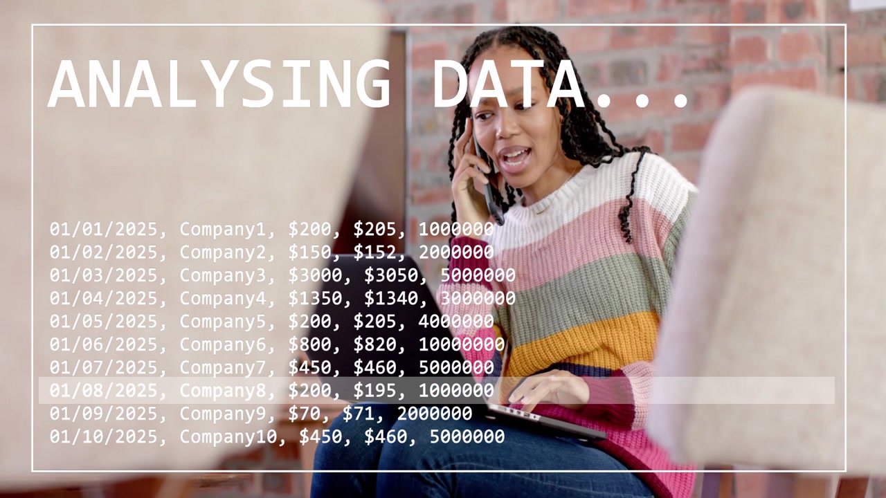 Donna che risponde al telefono e tocca il laptop mentre discute di cifre aziendali sotto un HUD ANALYSING DATA.