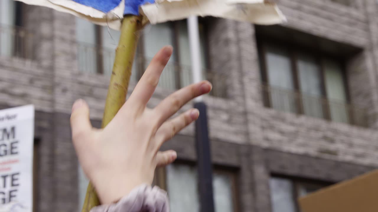 손을 잡고 항의 배너 cu