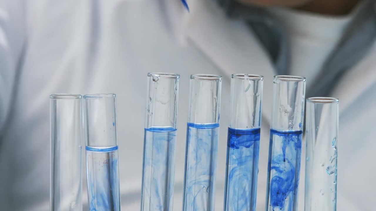 científico haciendo un experimento químico