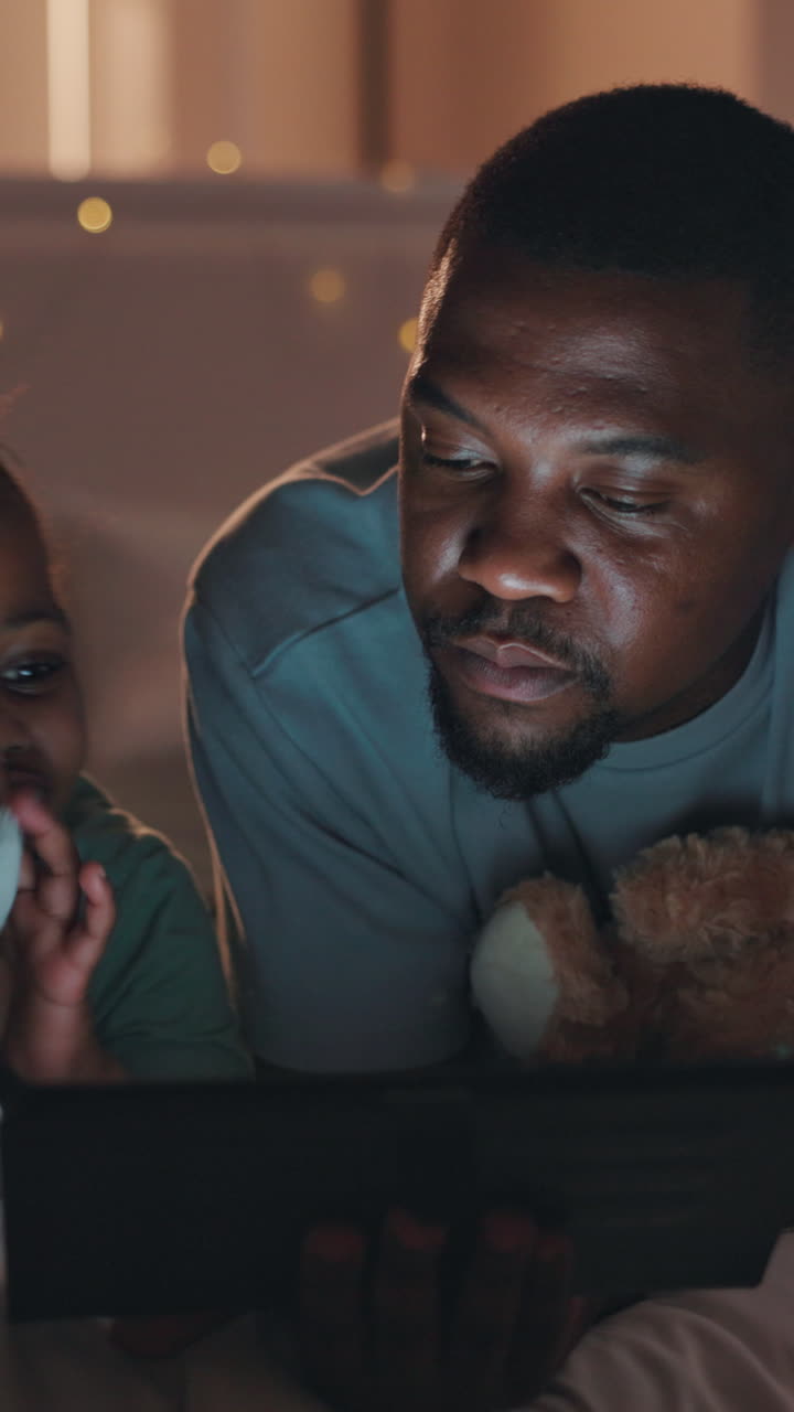 Camera da letto, notte e bambina con il padre