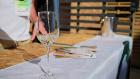 vertiendo vino blanco