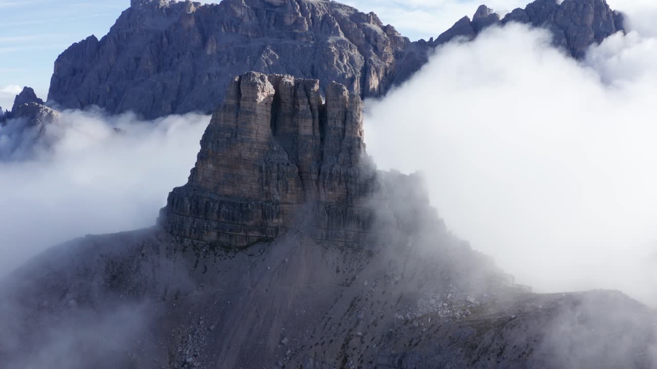 이탈리아 백운석의 토레 디 토블린 산봉우리, 공중에서 가까운 전망