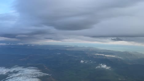 vista aérea desde una cabina mientras volaba debajo de las nubes de nieve invernal