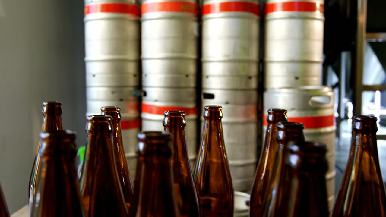 dos cerveceros comprobando las botellas de cerveza 4k