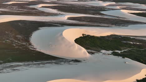 desertificación, jericoacoara norte de brasil, la arena se convierte en tierra seca y dunas drone aéreo volando sobre la tierra arenosa de ceara