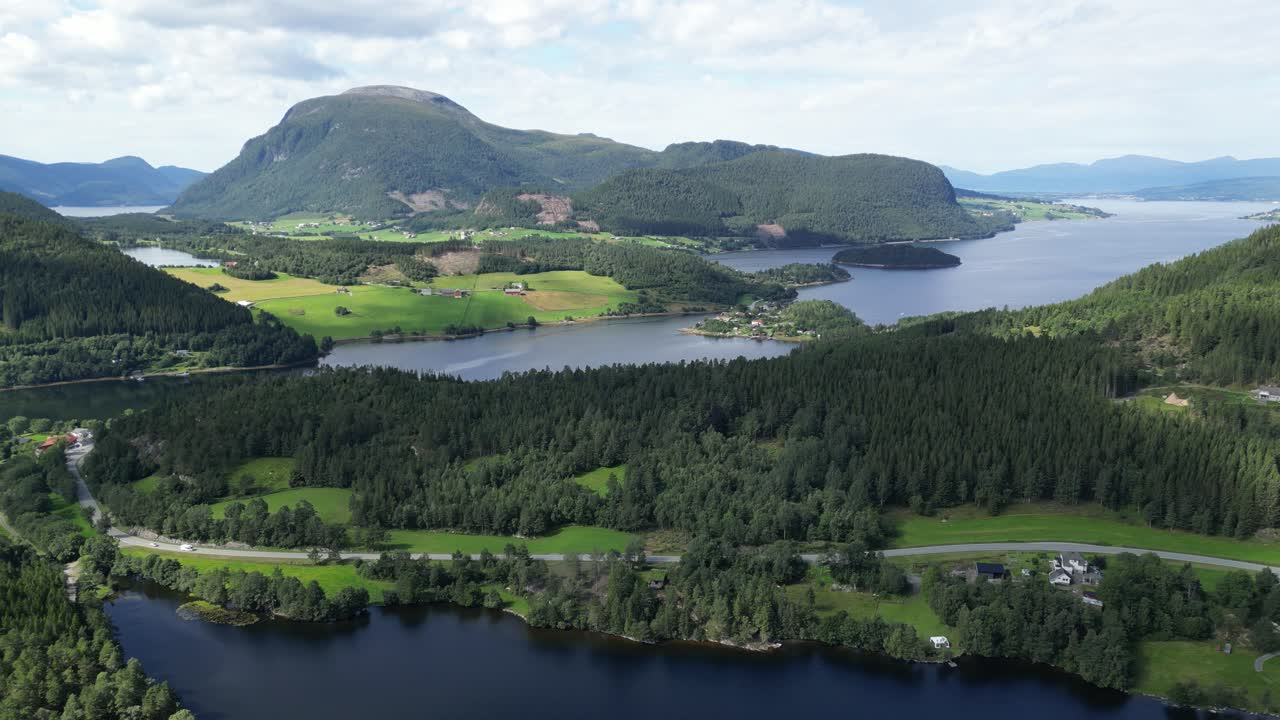 fjordy i krajobraz przyrody w rodven, more og romsdal, norwegia - okrążenie powietrzne 4k