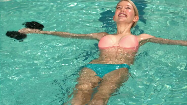 Fit woman relaxing in the pool