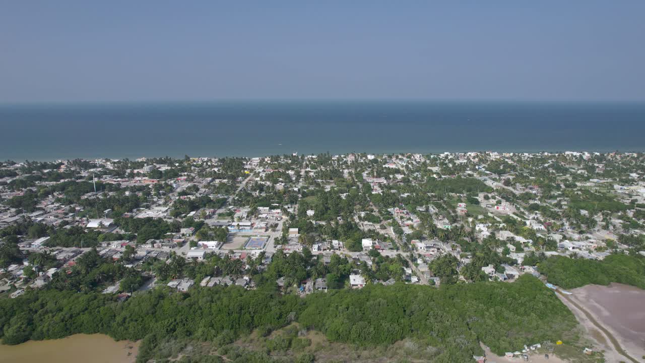vista de drones del pueblo pesquero de chelem en yucatán con su manglar